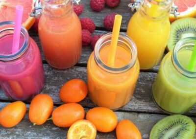 smoothies colorés accompagnés de fruits frais