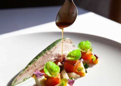 Plat gastronomique avec sauce raffinée